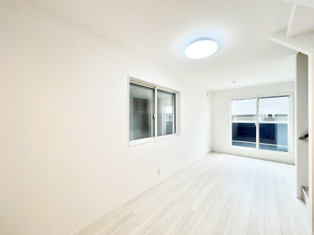 ���r���O�@������A�������`Living�`�@�O���̗��Ȃ��V���v���ł�������LDK�B�傫�ȑ�������������������ނ̂Ŏ��������邭�A�Ƒ��̌e���̏�Ƃ��ăs�b�^���ł��B�J�����Ɠ�������̗ǂ��𐥔񂲗����������I