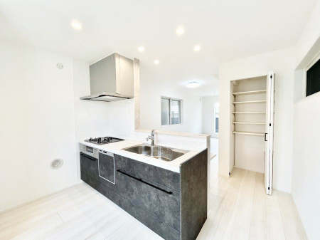 �L�b�`���@������A�������`Kitchen�`�@��b���e�ރ��r���O�A�������������Ȃ�L�b�`���B�Ƃ́A�������������ł͂Ȃ��A��炵��������A���K�ɂ���ꏊ�B�Ί�̖����A���炬�̓��X�̂��߂ɁA�ŐV�̐ݔ��E�d�l���̗p�B