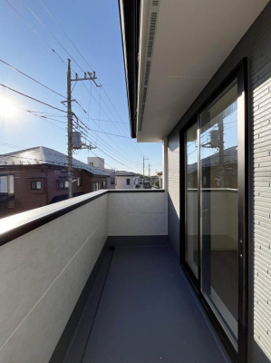 �o���R�j�[�@�����`Balcony�`�@������̃o���R�j�[�̑O�ɂ͉_�ȊO�ɑ��z���Ղ���̂�����܂���B�����󕨂������₷���A����薾�邭�C�����̂������������Ă��܂��B�g���₷���J���I�ȃo���R�j�[�ł���