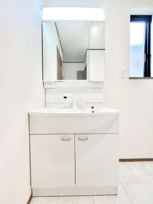 ʑEʏ@P`Dressing Room`  FœꂳĂƁAXbLƐۂ܂B̗ɂ͂ՂƎ[Xy[XWÍAVv@\dāB