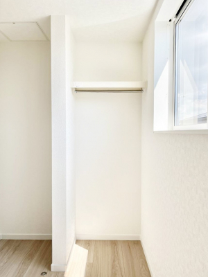 [@`Closet`@ǖʃN[[bg΃^XuKvȂAôȂXbLԂێł܂BꂽXy[XLɊpłBG߂̈ߗނ̕iȂǂՂ[o܂ˁ