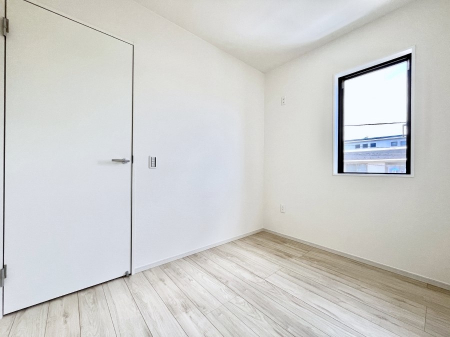 q@`Bed Room`@q͂qlɂƂđϏdȖ܂Bqlŉ߂Ԃ^邱ƂŁAh׋ԂRƑ܂畔̕Еt|ȂǂƂɌq܂B