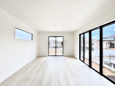 rO@`Living`@Ƒ̃Xy[XƂȂ郊rOBƋ̔zu₷LmۂA݌v͐FXȊpx荞߂邱̊ԎłB