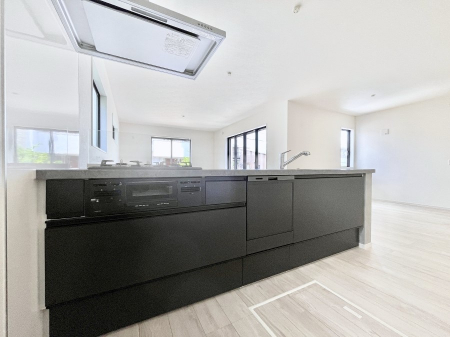 Lb`@`Kitchen`@beރrOAȂLb`BƂ́Ał͂ȂA炵AKɂꏊBΊ̖A炬̓X̂߂ɁAŐV̐ݔEdl̗pB