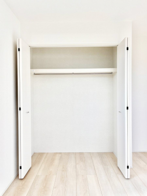 [@`Closet`@ǖʃN[[bg΃^XuKvȂAôȂXbLԂێł܂BꂽXy[XLɊpłBG߂̈ߗނ̕iȂǂՂ[o܂ˁ