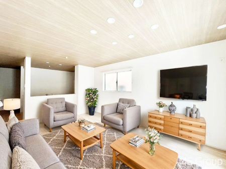 rO@`Living`@Ƒ̉bΊ炪srOłBqĂpȂA傫ȃ\t@_CjOe[ułH肭났􂻂ȖԂłIƋCGł