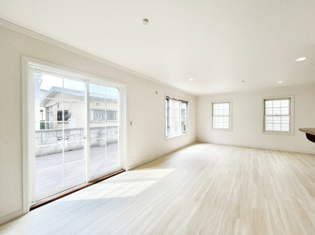 ̑ρ@Ƒ̏Ί炪RƐ܂ĂAȕ͋C̃_CjOɎdオĂ܂B