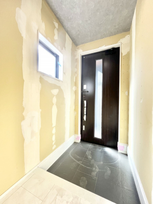 ց@`Entrance`  Ƃ̏oŖgp̂ցB  ؍ݎԂ͒ZĂAւ̈ۂ͉Ƃ̑ۂEƌĂߌł͂܂B  IVȃhA疾邢܂