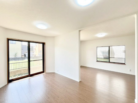 ̑ρ@Ƒ̏Ί炪RƐ܂ĂAȕ͋C̃_CjOɎdオĂ܂B