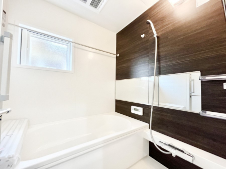 �����@�����`Bath Room�`�@�������������͋C�̗����Ŗ����Ɍ����ă��t���b�V���B���������@�\���t���Ă���̂ŗׂ̐���@�u����Ő􂢏オ�������󕨂��A�J�̓����V�C���C�ɂ������������邱�Ƃ��\�ł��B