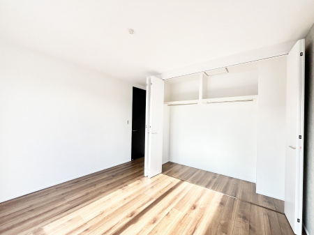 �Q���@�����`Bed Room�`  �S�����ɂ͎��[�N���[�[�b�g�������I���i�g���̂��m���⏬���͂������A�G�ߕ��̂��m���Ȃǂ���������Ɛ������ڂ����܂������܂��B  ������Ԃ��L���g�p�ł��܂��ˁB