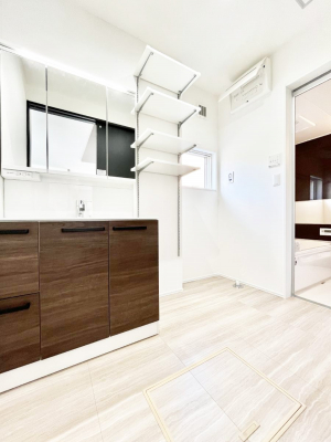 ���̑��@������1�������`Dressing Room�`  �\���ȑ傫���̐��ʑ�͎��[�����鎖�Ȃ���A�g�����Ȃ݃`�F�b�N�⎕�����ȂǁA���̍Q�����������Ԃł��z�e�����C�N�ȃX�y�[�X�ŗ]�T�Ƃ�Ƃ�������Ē����܂��B