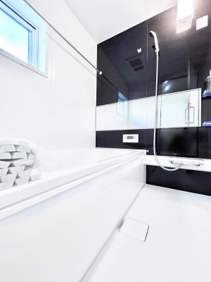 �����@������1�������`Bath Room�`�@���t���̃o�X���[���́A�̌������薾�邭�C�����̗ǂ���Ԃł��B�������邱�ƂŁA���C�����ǍD�B������芰����o�X���[���ŁA�����̃o�X�^�C�����y���݂ɂȂ肻���ł��B