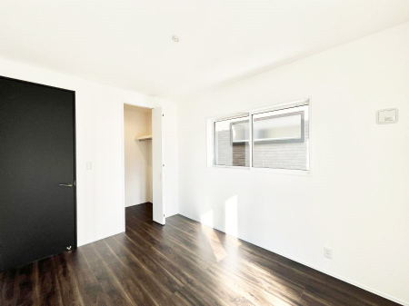 �Q���@������1�������`Bed Room�`�@�u��������������l�v�Ƃ��v�w�ł�����肭�낰��Q���B�����̉Ǝ��₨�d���ɔ�ꂽ���̓t�J�t�J�̃x�b�g�Ŗ�����Ă��������B�{�I�������Ă����K�ȍL����������