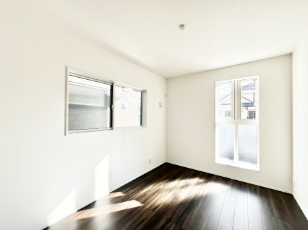 �q�������@������1�������`Bed Room�`�@�q�������͂��q�l�ɂƂ��đ�Ϗd�Ȗ���������܂��B�q����l�ŉ߂�����Ԃ�^���邱�ƂŁA�h���׋����Ԃ����R�Ƒ����܂����畔���̕Еt����|���Ȃǂ��������ƂɌq����܂��B