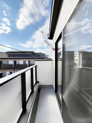 �o���R�j�[�@������1�������`Balcony�`�@������̃o���R�j�[�̑O�ɂ͉_�ȊO�ɑ��z���Ղ���̂�����܂���B�����󕨂������₷���A����薾�邭�C�����̂������������Ă��܂��B�Ƒ��S�����̐��󕨂���C�Ɋ����܂��B