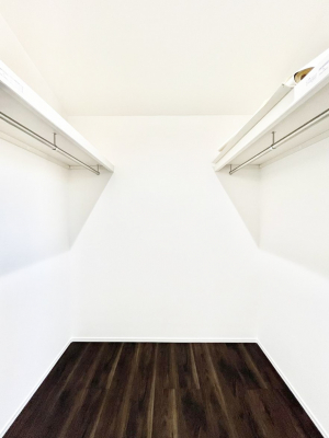 ���̑��@������1�������`Walk-in Closet�`�@��������̗m���������Ă��V���ɂȂ�ɂ����E�H�[�N�C���N���[�[�b�g�B�m���ȊO�ɂ��A���i�g��Ȃ��Ɠd��X�[�c�P�[�X�A�X�g�b�N�i�Ȃǉ��ł��Еt����������Ԃł��B