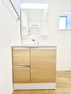 ʑEʏ@1`Dressing Room`@\ȑ傫̐ʑ͎[鎖ȂAgȂ݃`FbN⎕ȂǁA̍QԂłzeCNȃXy[Xŗ]TƂƂĒ܂B