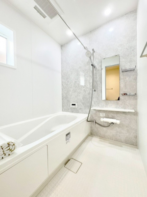 �����@�������Q�������`Bath Room�`�@���t���̃o�X���[���́A�̌������薾�邭�C�����̗ǂ���Ԃł��B�������邱�ƂŁA���C�����ǍD�B������芰����o�X���[���ŁA�����̃o�X�^�C�����y���݂ɂȂ肻���ł��B