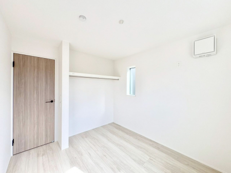 �q�������@�������Q�������`Bed Room�`�@�q�������͂��q�l�ɂƂ��đ�Ϗd�Ȗ���������܂��B�q����l�ŉ߂�����Ԃ�^���邱�ƂŁA�h���׋����Ԃ����R�Ƒ����܂����畔���̕Еt����|���Ȃǂ��������ƂɌq����܂��B