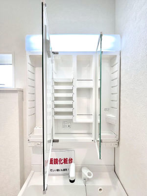 ���̑����ρ@�O�ʋ��̗��ɁA���ϕi��q���p�i�Ȃǂ����[�\�B���ʑ����������ƕۂ��܂��I