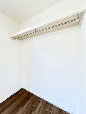 [@`Closet`@ǖʃN[[bg΃^XuKvȂAôȂXbLԂێł܂BꂽXy[XLɊpłBG߂̈ߗނ̕iȂǂՂ[o܂ˁ