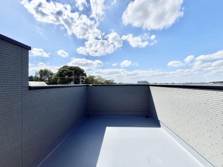 �o���R�j�[�@�������P�������`Balcony�`  �傫�ȋ�Ɉ͂܂ꂽ�C�����̂����ƁB�o���R�j�[��`�������ň��|�I�ȊJ�����ɕ�܂�܂��B  �o���R�j�[�͗z���������݂��z�c����󕨂��C�����悭�������Ƃ��ł��܂��B