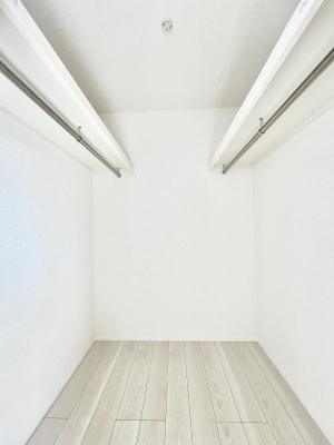 ���̑��@�������P�������`Walk-in Closet�`�@��������̗m���������Ă��V���ɂȂ�ɂ����E�H�[�N�C���N���[�[�b�g�B�m���ȊO�ɂ��A���i�g��Ȃ��Ɠd��X�[�c�P�[�X�A�X�g�b�N�i�Ȃǉ��ł��Еt����������Ԃł��B