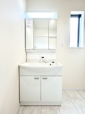 ʑEʏ@A`Dressing Room`@\ȑ傫̐ʑ͎[鎖ȂAgȂ݃`FbN⎕ȂǁA̍QԂłzeCNȃXy[Xŗ]TƂƂĒ܂B