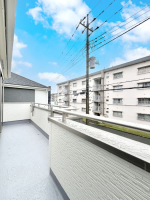 oRj[@A`Balcony`@̃oRj[̑Oɂ͉_ȊOɑzՂ̂܂B󕨂₷A薾邭ĈĂ܂Bg₷JIȃoRj[ł