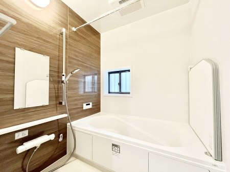 @A`Bath Room`  LXƂ͋C̗ǂoX[B  qlƈꏏɂCɓy݁Avöy[W܂؂ȏuԁB  X̔tbVłłB