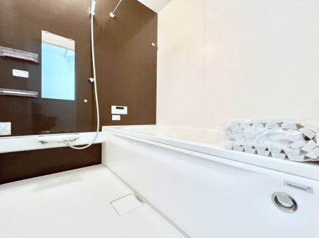 @S`Bath Room`  LXƂ͋C̗ǂoX[B  qlƈꏏɂCɓy݁Avöy[W܂؂ȏuԁB  X̔tbVłłB