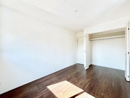 �Q���@�����`Bed Room�`  �S�����ɂ͎��[�N���[�[�b�g�������I���i�g���̂��m���⏬���͂������A�G�ߕ��̂��m���Ȃǂ���������Ɛ������ڂ����܂������܂��B  ������Ԃ��L���g�p�ł��܂��ˁB