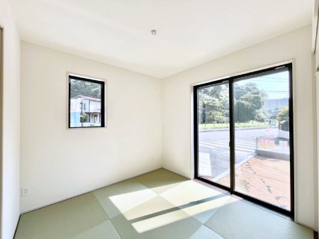 ���̑����ρ@�����`Japanese Room�`�@LDK�אڂ̘a���́A�A�C���������Ȃǉ��l�̉Ǝ��X�y�[�X�Ƃ��āA�܂������Ȃ��q�l�̂��邲�ƒ�ł͂����Q�₨�ނւ��̏�Ƃ��Ă����p���������܂��B