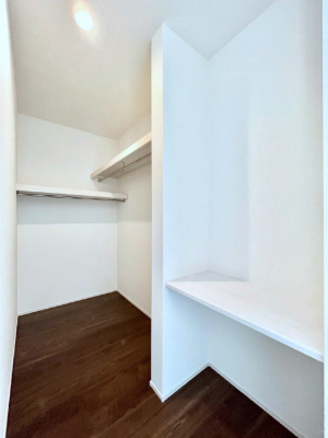 ���̑��@�����`Walk-in Closet�`�@�K�v�Ȃ��̂�R�[�f�B�l�[�g���ꗗ���Ċm�F�ł��A�g�x�x�⏀�����Z���ԂōςރE�H�[�N�C���N���[�[�b�g��ݒu���܂����B�Ƃ̒�����������Ƃ�����֗��Ȏ��[�X�y�[�X�ł��B