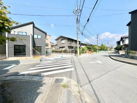 ���n�O�ώʐ^�@�O�ρ`Exterior�`�@�O�ʓ��H�F�� 5.04m �����@�O�ʓ��H�͊ՐÂȏZ��n���͂���Ԓʂ�̏��Ȃ����H�B���Ԃ̏o��������炭�炭�ł��I���s���_�E���n���w�̂���]�́A���C�y�ɂ��₢���킹���������I