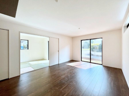 ���r���O�@�����`Living�`  �L���ȗz�������̏ꏊ���Ƃ炵�����B  �����邱�̋�Ԃ݂͂�Ȃ̏Ί炪�W���ꏊ�A����Y��A���邱�Ƃ̂Ȃ����킢���Ȃ���b���y���ގ��ԁA��������̎v�����Ԃ���ꏊ�B