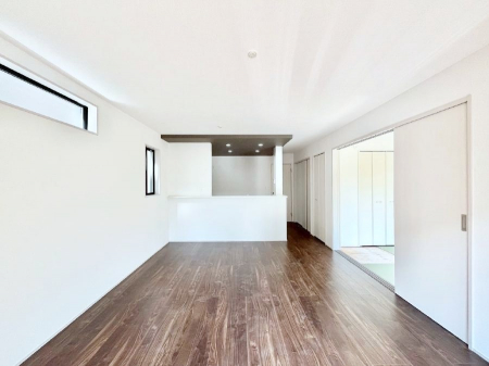 ���̑����ρ@�����`Living�`�@�Ƒ��̐H����c���̂ق��A�q�ǂ���V�΂�����A�F�l���������肷��LDK�͏Z�܂��̒��S�B�����ԉ߂����ꏊ������A���̋�Ԃ͏Z�܂��S�̂̋��S�n�����E���܂��B