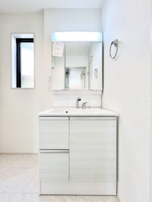 ���ʑ�E���ʏ��@�����`Dressing Room�`  ����������F�����œ��ꂳ��Ă���ƁA�X�b�L���Ɛ�������ۂ������܂��B  ���̗��ɂ͂����Ղ�Ǝ��[�X�y�[�X��W�������I  �����́A�V���v�����@�\�����d�����āB