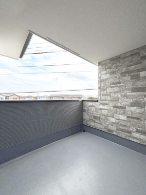 �o���R�j�[�@�����`Balcony�`�@������̃o���R�j�[�̑O�ɂ͉_�ȊO�ɑ��z���Ղ���̂�����܂���B�����󕨂������₷���A����薾�邭�C�����̂������������Ă��܂��B�g���₷���J���I�ȃo���R�j�[�ł���