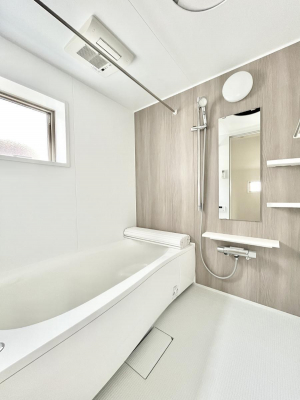 @R`Bath Room`  LXƂ͋C̗ǂoX[B  qlƈꏏɂCɓy݁Avöy[W܂؂ȏuԁB  X̔tbVłłB