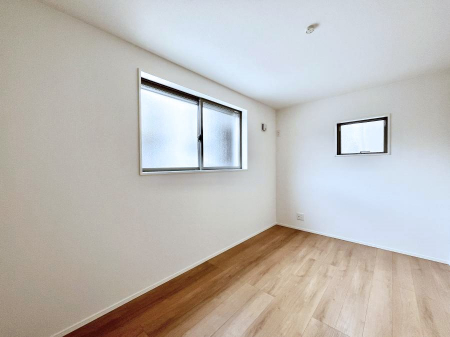 q@R`Bed Room`@q͂qlɂƂđϏdȖ܂Bqlŉ߂Ԃ^邱ƂŁAh׋ԂRƑ܂畔̕Еt|ȂǂƂɌq܂B