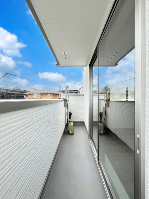 oRj[@R`Balcony`@傫ȋɈ͂܂ꂽĈƁBoRj[`ň|IȊJɕ܂܂BoRj[͗z݂zc󕨂C悭Ƃł܂B