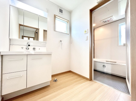 ���̑��@�����`Dressing Room�`  ����������F�����œ��ꂳ��Ă���ƁA�X�b�L���Ɛ�������ۂ������܂��B  ���̗��ɂ͂����Ղ�Ǝ��[�X�y�[�X��W�������I  �����́A�V���v�����@�\�����d�����āB