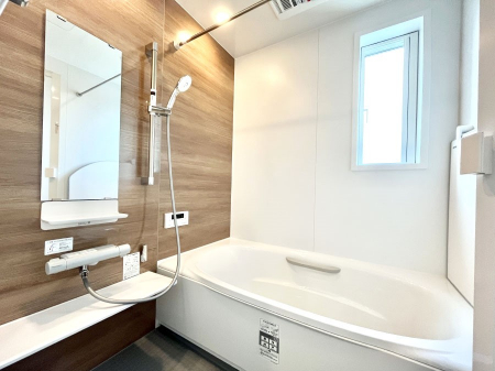 �����@�����`Bath Room�`�@���t���̃o�X���[���́A�̌������薾�邭�C�����̗ǂ���Ԃł��B�������邱�ƂŁA���C�����ǍD�B������芰����o�X���[���ŁA�����̃o�X�^�C�����y���݂ɂȂ肻���ł��B