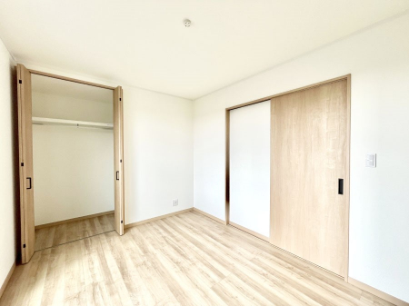 �Q���@�����`Bed Room�`  �����ɂ͎��[�N���[�[�b�g�������I���i�g���̂��m���⏬���͂������A�G�ߕ��̂��m���Ȃǂ���������Ɛ������ڂ����܂������܂��B  ������Ԃ��L���g�p�ł��܂��ˁB