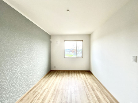 �q�������@�����`Bed Room�`�@�؂̉����肪�₳�����t���[�����O�͈��炬�������炷�v���C�x�[�g��ԁB����߂̃t���[�����O�ł��̂ŁA�ǎ��Ƃ��}�b�`���A���������X�ɍL�������Ă������ʂ��B