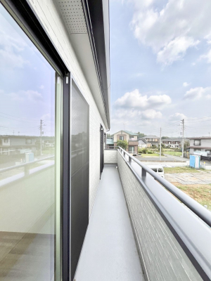 �o���R�j�[�@�����`Balcony�`  �傫�ȋ�Ɉ͂܂ꂽ�C�����̂����ƁB  �o���R�j�[��`�������ň��|�I�ȊJ�����ɕ�܂�܂��B  �o���R�j�[�͗z���������݂��z�c����󕨂��C�����悭�������Ƃ��ł��܂��B