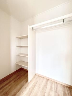 ���̑��@�����`Walk-in Closet�`�@�K�v�Ȃ��̂�R�[�f�B�l�[�g���ꗗ���Ċm�F�ł��A�g�x�x�⏀�����Z���ԂōςރE�H�[�N�C���N���[�[�b�g��ݒu���܂����B�Ƃ̒�����������Ƃ�����֗��Ȏ��[�X�y�[�X�ł��B