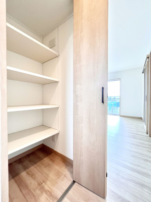 ���̑����ρ@���r���O���[�B�����Ɏ��[������ƕ����W�܂�LDK���X�b�L���Еt�������ł��ˁB  